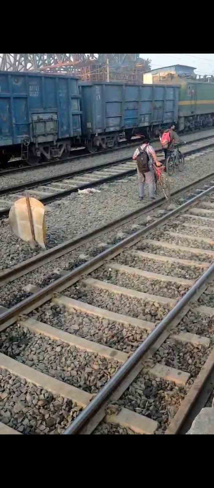 मौत की पटरियों पर ‘शिक्षा’ का सफर